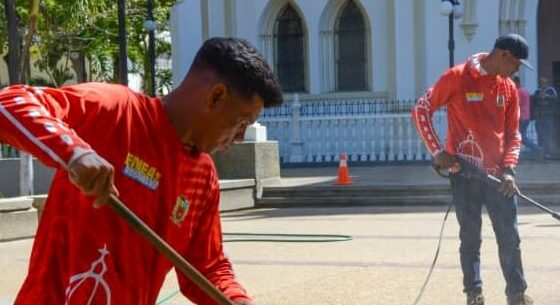 Alcaldía de Mariño ejecutó jornada de limpieza y mantenimiento en plaza Bolívar de Porlamar