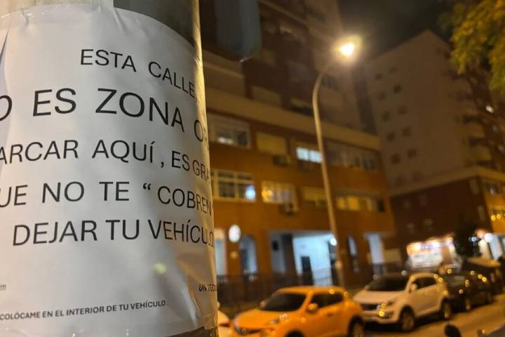 Han empapelado todo un barrio de Huelva en contra de los gorrillas. Los carteles los firma "un vecino cabreado"