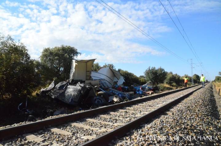 Galería de Fotos | El tren arrolla a un camión accidentado en Carrascal de Barregas