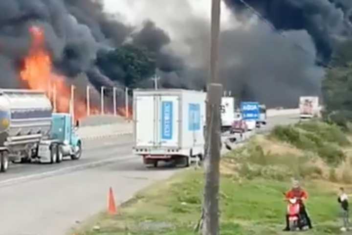 Choque e incendio de dos pipas paraliza la autopista México