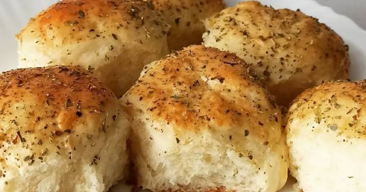 Pancitos esponjosos de queso y provenzal