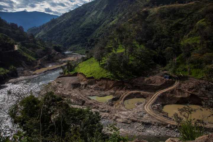El oro ilegal vale más que el futuro del café en Cajamarca