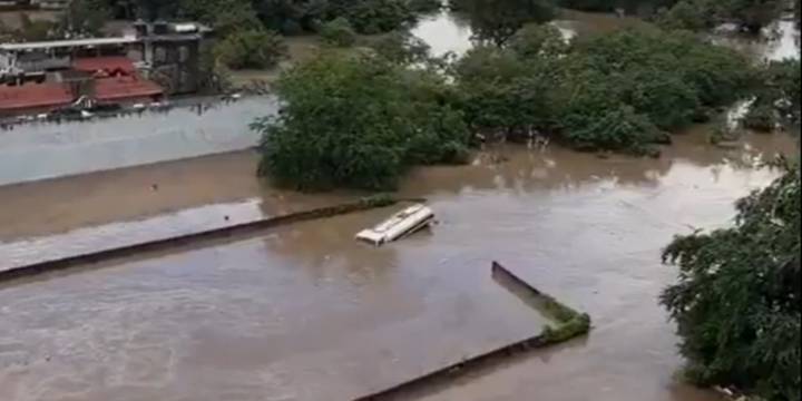 Niño pide ayuda agarrado a un árbol ante inundaciones en Poza Rica: “¡Resiste un poquito!”, le piden