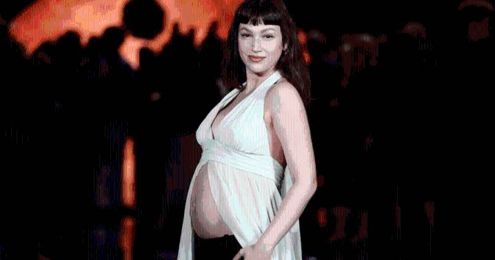 Úrsula Corberó mostró una foto de su pancita embarazada de 4 meses