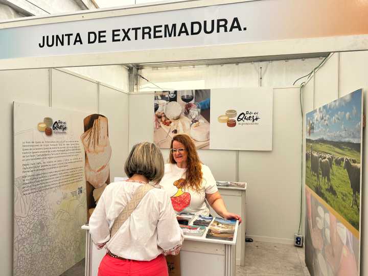 La Junta promociona las experiencias turísticas relacionadas con el queso en la Feria Europea del Queso de Casar de Cáceres