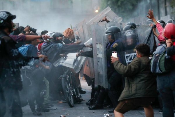 Más de 100 heridos en enfrentamientos durante la conmemoración en México de la masacre de Tlatelolco