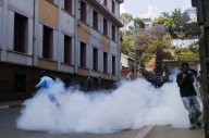 Madagascar protesters enter symbolic May 13 Square under military escort