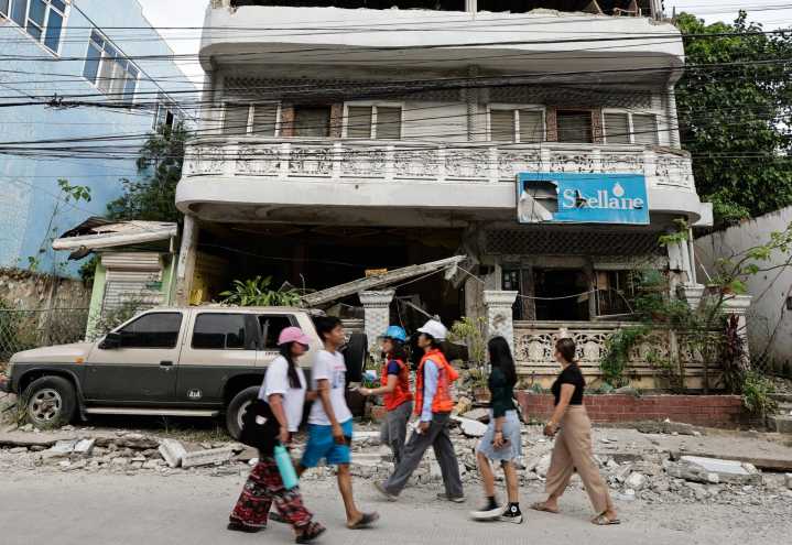 Filipinas se centra en las labores de socorro tras sismo de magnitud 6,9 con 72 muertos