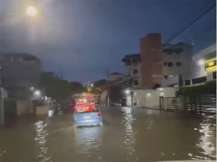 Inundaciones asociadas a tormenta detienen tráfico en Santo Domingo