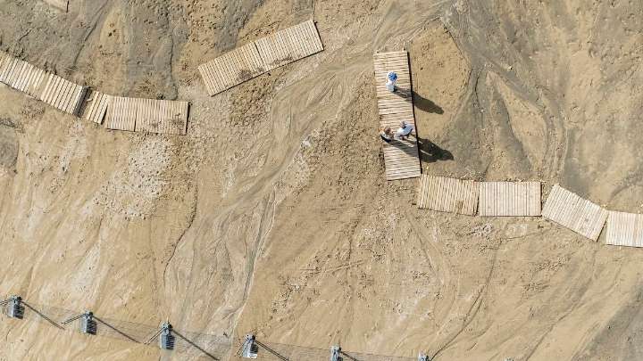 Las playas de Alicante tras la dana Alice: lodo, ramas y arena arrastrada por el temporal