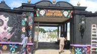 Renuevan fachada del panteón San Juan en El Rosario con motivos de Día de Muertos