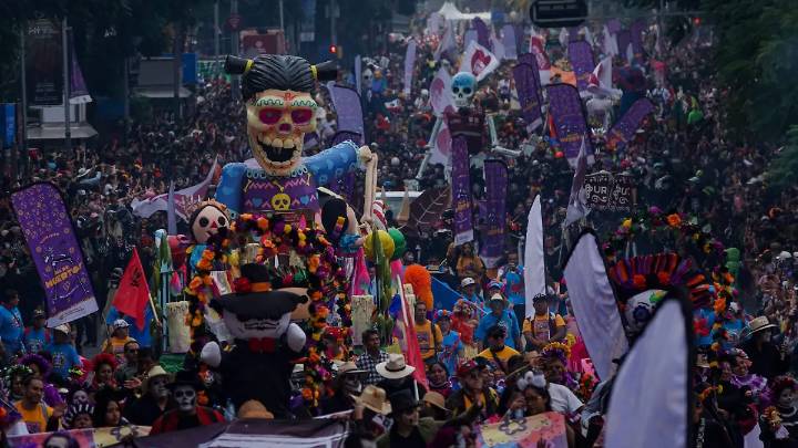 Desfile de Día de Muertos: avenidas y estaciones cerradas del Metro y Metrobús