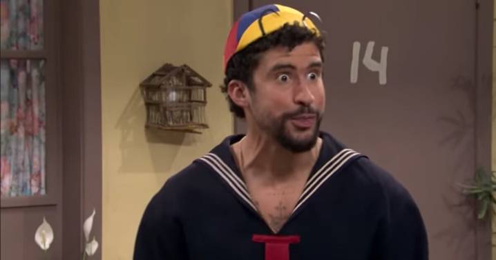 Bad Bunny imita a Quico en SNL y responde sobre su presentación en el Super Bowl