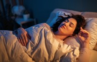 Por qué usar luces rojas antes de dormir puede mejorar tu descanso, según la ciencia