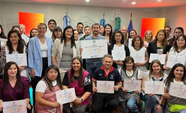 Se realizó la entrega de fondos FOPROE a instituciones educativas de Trelew