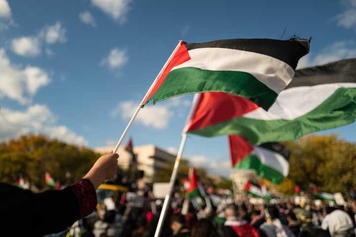 Rehenes palestinos llegaron a Gaza y Egipto tras ser liberados por Israel