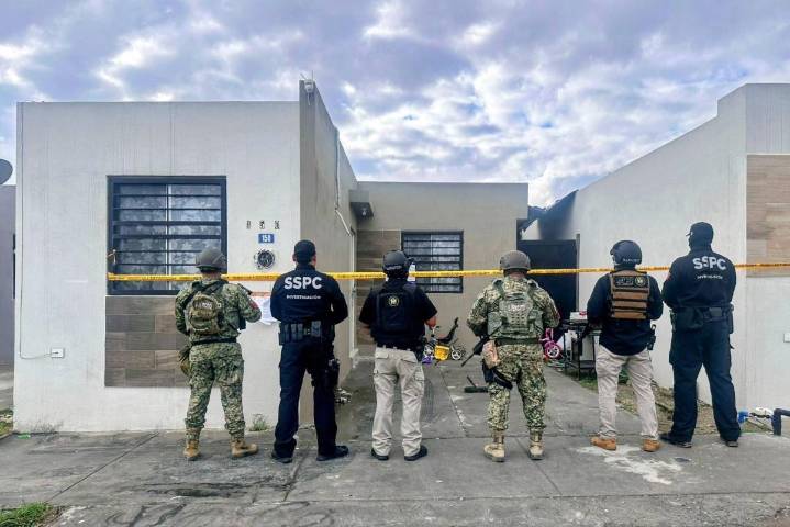 Cateo en vivienda deja un detenido y el aseguramiento de armas y drogas, en Nuevo León
