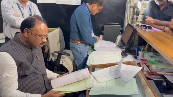 Bawankule finds hidden cash during raid at Nagpur sub