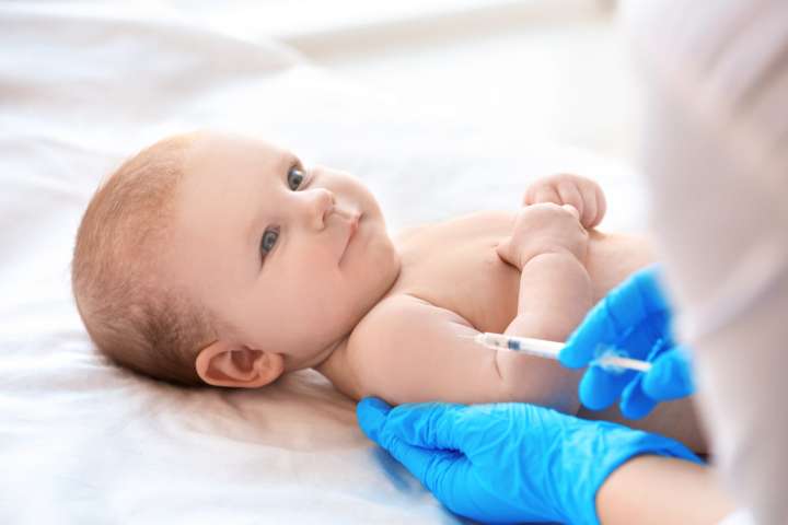 Campaña médica por vacunación infantil.