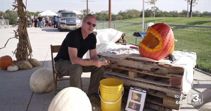 Ice sculptor brings pumpkin carving skills to Heartwood Fall Fest