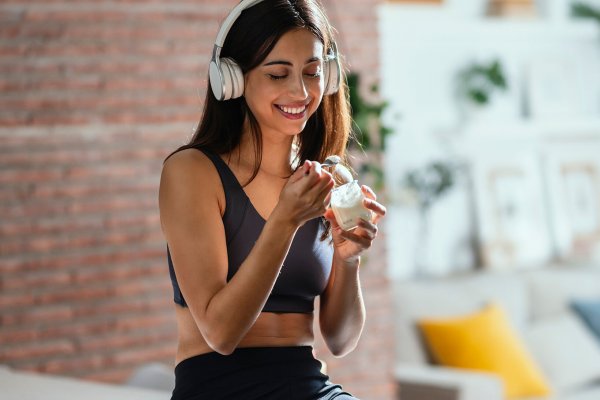 Por qué es tan saludable el yogur griego: beneficios, calorías y cuánta cantidad debería tomar cada día