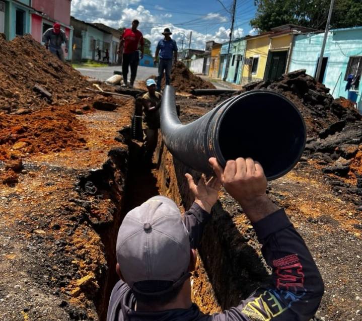 Extienden red de aguas servidas en Viento Colao