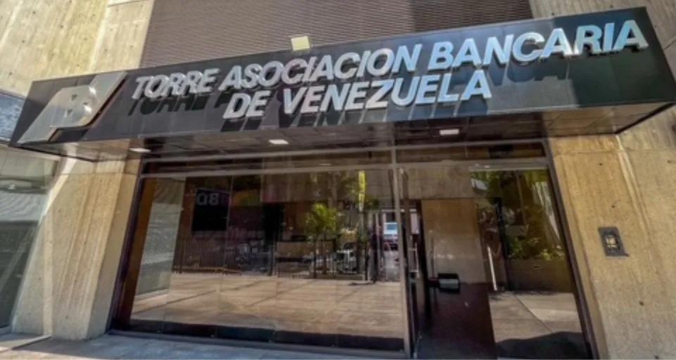 Bancos privados no abrirán el lunes #20Oct por día de júbilo nacional