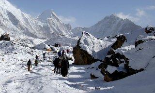 Tormenta de nieve en el Monte Everest deja a cientos de alpinistas atrapados