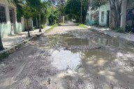 “Aquí no llega la rehabilitación”: Vecinos exigen reparación de calle Hernán Cortez en Champotón
