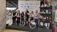 Se enlaza Armenta a la mañanera; presenta bicicleta poblana y rescate de la industria del calzado
