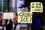 Protestan en Embajada de EU contra Trump