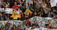 Tras marcha por el 68, autoridades reportan detenido por saqueo y buscan a encapuchados por ataques