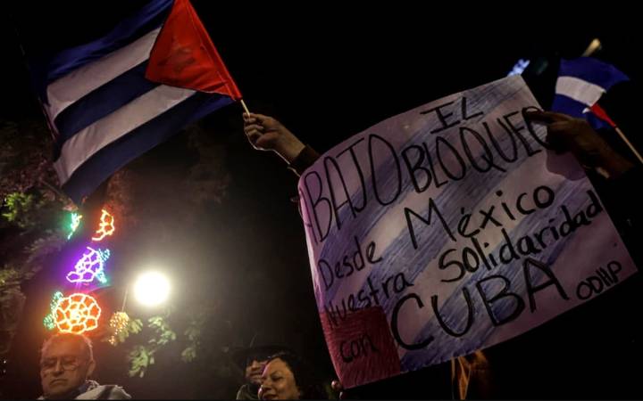 FOTOS: Colectivos exigen el fin del bloqueo a Cuba en embajada de EU en México
