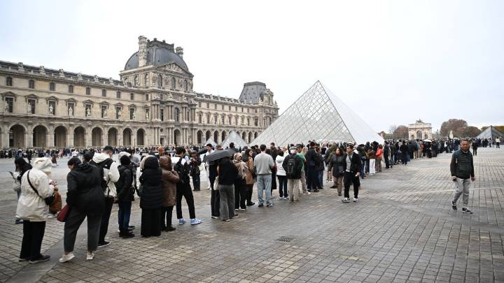 Police intensify hunt for Louvre thieves and stolen jewels