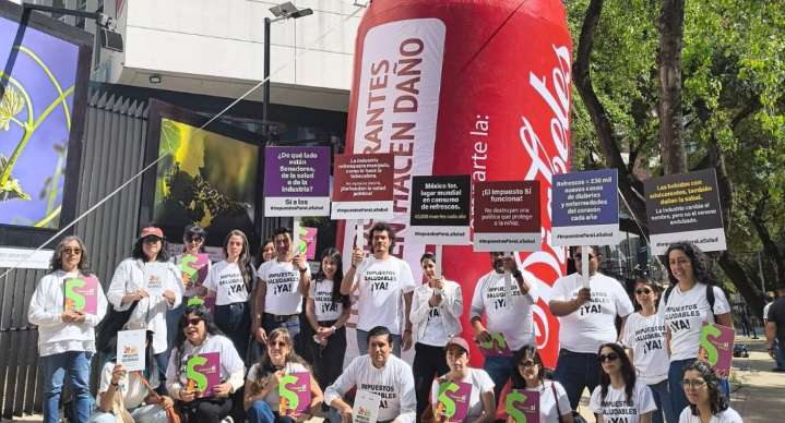 Organizaciones se manifiestan a favor de impuestos a refrescos e edulcorantes frente a Senado en CDMX