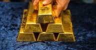 El oro tuvo su mayor caída en más de 10 años, pero Wall Street cree que seguirá brillando