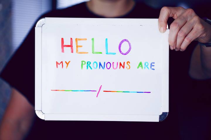 Bibliotecario cristiano que se negó a usar pronombres trans, exige que le devuelvan su trabajo