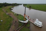 Barcaza, camión y técnicas aeroespaciales. La larga travesía de los pétalos de la Floralis Genérica para volver a su cáliz