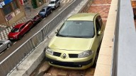 Un despiste provoca que un coche se quede encajonado en un barrio de Cuenca