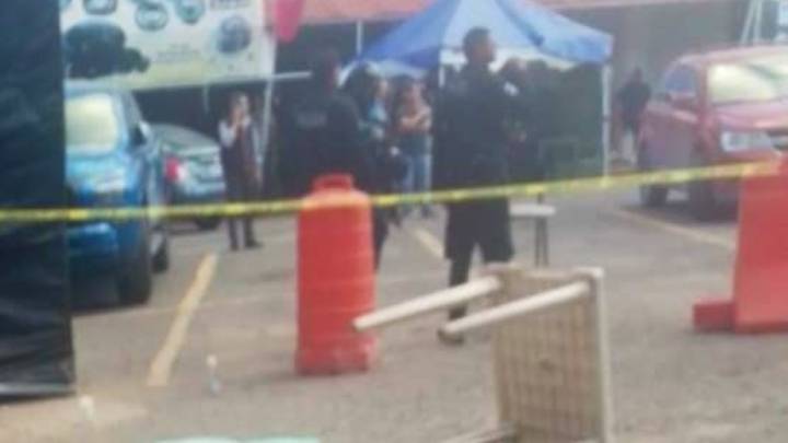 Pánico en La Fayuca: a balazos asesinan a un hombre en tianguis de Puebla