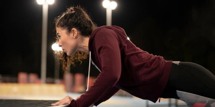 ¿Es malo entrenar de noche? Qué dicen los expertos y cómo puede afectar el sueño