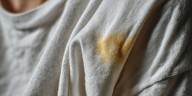 Agua oxigenada y sal: cómo preparar este truco casero para eliminar las manchas de la ropa blanca
