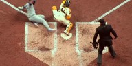 Near home run in NLCS Game 1 causes chaos on basepaths
