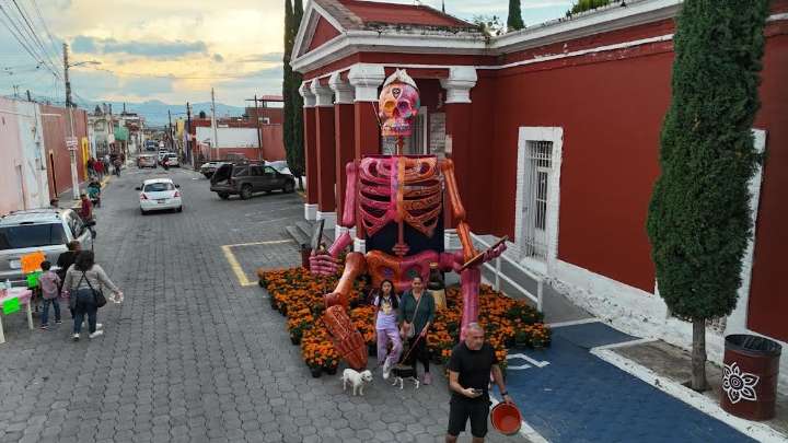 Ariadna Ayala refuerza operativo de seguridad en el panteón de Atlixco por Día de Muertos