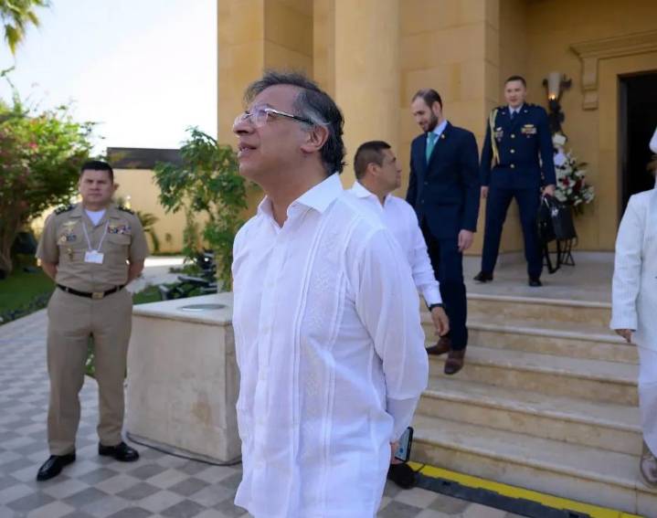 Petro tuvo problemas para tanquear su avión en Madrid por sanciones de EE. UU.