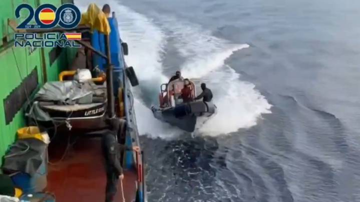 Los GEO interceptan 6.500 kg de cocaína de un barco a 600 millas de Canarias dirección Vigo