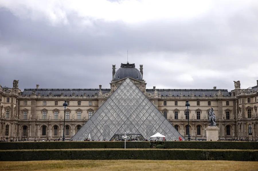 Capturan a dos sospechosos del robo de las joyas de la corona en el Louvre