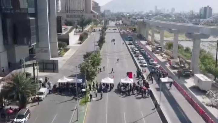 Trabajadores del Poder Judicial se Manifiestan y Bloquean Avenida Constitución en Monterrey