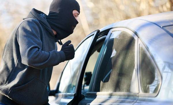 Un hombre paró en la ruta para ir al baño y le robaron $90 millones