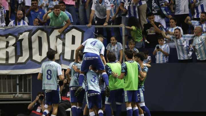 El Málaga fulmina al Deportivo en una noche de ensueño